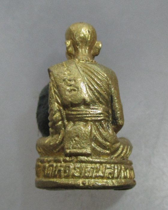 20 บาท  รูปหล่อรุ่น๑ หลวงพ่อสวัสดิ์ วัดห้วยตูมสุทธาวาส จ เพชรบูรณ์