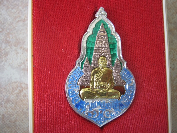 เหรียญหลวงปู่คำบุ เยือนอินเดีย เนื้อเงินหน้าทองคำสามกษัตริย์ หมายเลข73 สภาพสวยมากพร้อมกล่องเดิมๆ