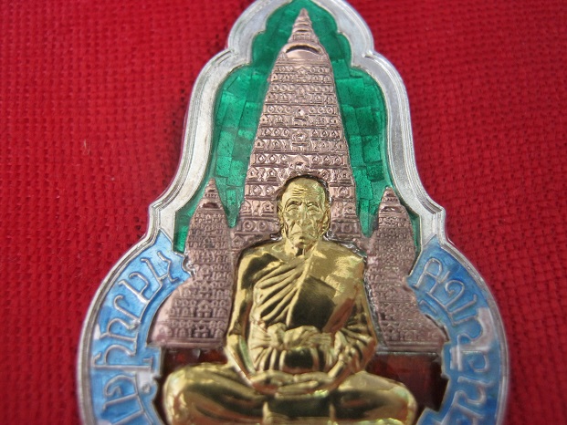 เหรียญหลวงปู่คำบุ เยือนอินเดีย เนื้อเงินหน้าทองคำสามกษัตริย์ หมายเลข73 สภาพสวยมากพร้อมกล่องเดิมๆ