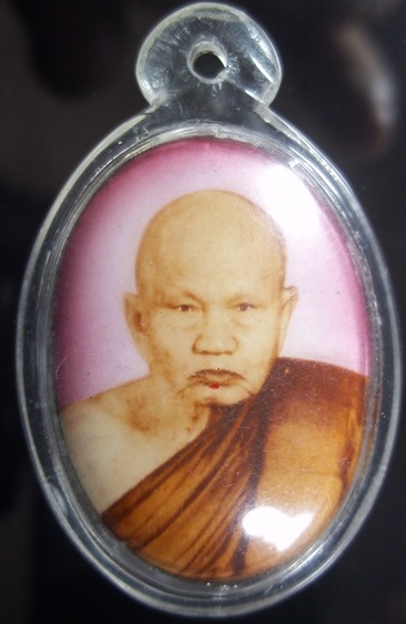 ล็อกเกตบรรจุเกศา-จีวร  หลวงปู่ทิม วัดพระขาว