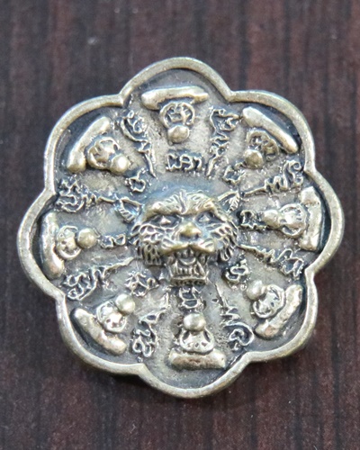 เหรียญหล่อยันต์ตะกร้อ รุ่นแรก หลวงปู่จักร เนื้อเงินยวง