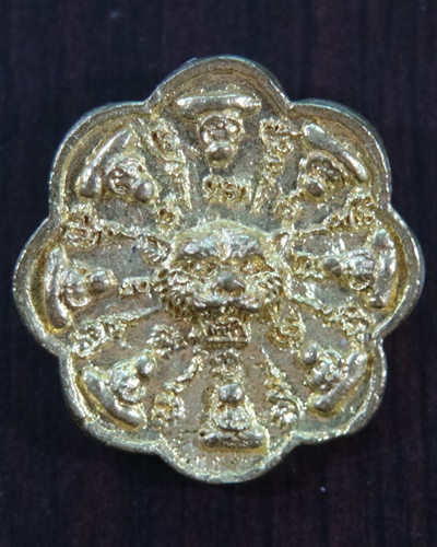 เหรียญหล่อยันต์ตะกร้อ รุ่นแรกหลวงปู่จักร เนื้อฝาบาตร