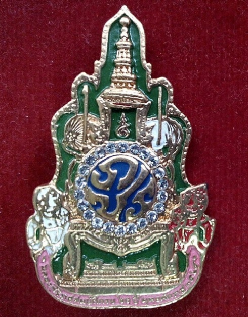 เข็มกลัดที่ระลึกงานฉลองสิริราชสมบัติครบ 60 ปี ตราสัญลักษณ์พระปรมาภิไธย ภ.ป.ร....เคาะเดียวแดง....