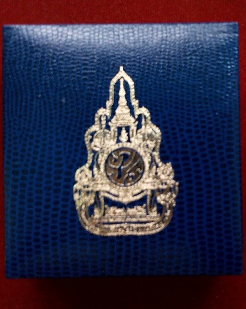 เข็มกลัดที่ระลึกงานฉลองสิริราชสมบัติครบ 60 ปี ตราสัญลักษณ์พระปรมาภิไธย ภ.ป.ร....เคาะเดียวแดง....