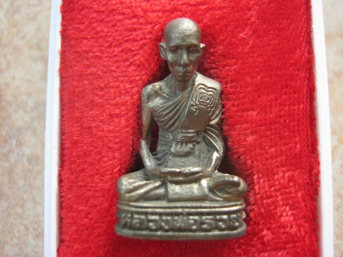 รูปหล่อหลวงพ่อรวย รุ่น4 เนื้อนวะ มีโค๊ต มีจาร พร้อมกล่องเดิม 