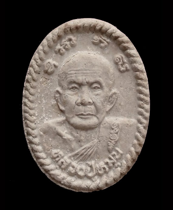 พระผงยันต์ดวงเศรษฐี หลวงปู่หมุน ปี43 เนื้อโซนเทา สภาพสวย จมูกโด่ง คม ชัด เกียวเชือกสมบูรณ์สุดๆ