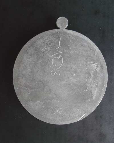 จิ๊กโก๋ใหญ่ หลังเรียบ มีจาร เนื้อตะกั่ว หลวงพ่ออุ้น วัดตาลกง ปี 2549