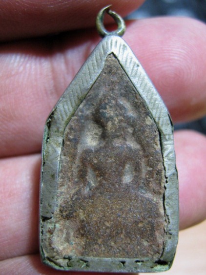 พระชินราช เนื้อดิน กรุวัดเสาธงทอง จ.สุพรรณบุรี มีเลี่ยมเดิม มาพร้อมบัตรรับรองความแท้  