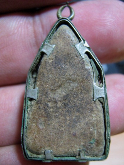 พระชินราช เนื้อดิน กรุวัดเสาธงทอง จ.สุพรรณบุรี มีเลี่ยมเดิม มาพร้อมบัตรรับรองความแท้  