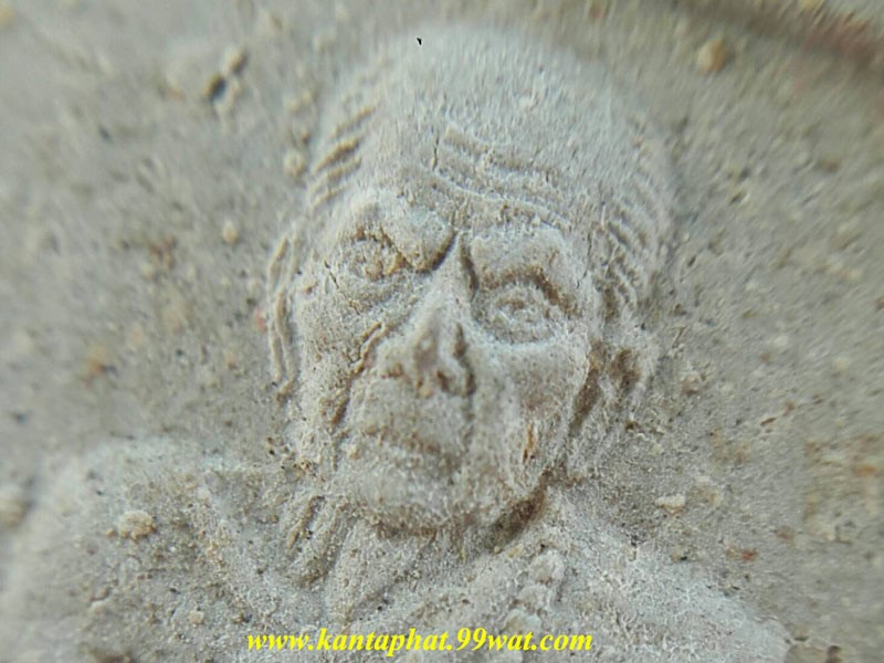 พระรูปเหมือนเนื้อผงหลวงปู่หมุน พิมพ์นั่งตั่ง ปี 2542 ออกวัดป่าหนองหล่ม