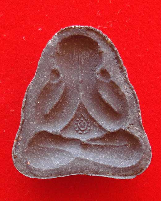 พระผงปิดตา มงคลมหาลาภ หลวงปู่บัว ถามโก วัดศรีบุรพาราม จ.ตราด เนื้อดำ หมายเลข 133 พร้อมกล่อง