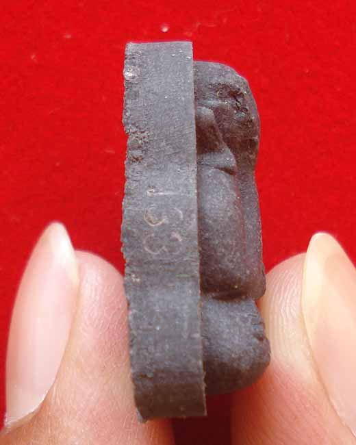 พระผงปิดตา มงคลมหาลาภ หลวงปู่บัว ถามโก วัดศรีบุรพาราม จ.ตราด เนื้อดำ หมายเลข 133 พร้อมกล่อง