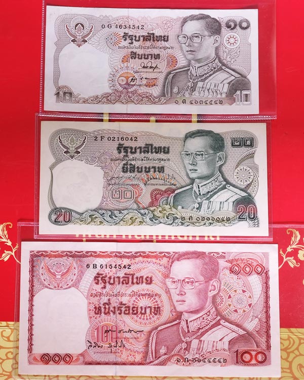 ธนบัตร ร.๙ แบบ๑๒ มี3ชนิดราคา๑๐บาท(หลังพระบรมรูปทรงม้า),๒๐บาทและ๑๐๐บาท มีเลขสองตัวท้าย๔๒ทั้ง3ใบ /w19