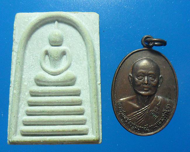 หลวงพ่อแพ วัดพิกุลทอง สิงห์บุรี 2องค์เคาะเดียวแดง