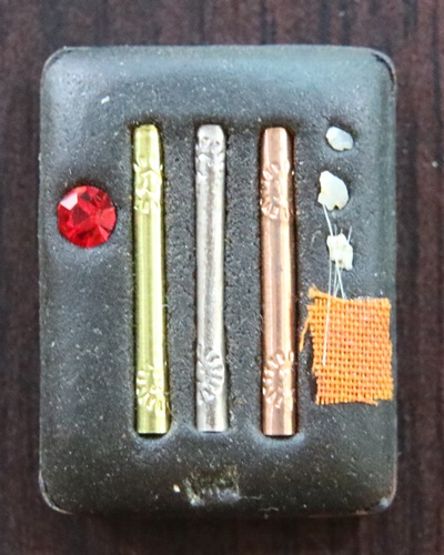 ล็อคเก็ตสี่เหลี่ยม รุ่นโชคลาภมหาเศรษฐี ปี 2546 หลวงปู่หงษ์ พรหมปัญโญ วัดเพชรบุรี