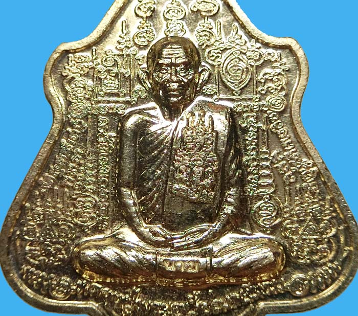 เหรียญรุ่นแรกหลวงปู่นาม  วัดน้อยชมพู่ เนื้ออัลปาก้า ปี 2552 สวยเดิมๆ ห่วงเดิมๆครับผม