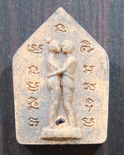 ขุนแผนชมนางมหาเสน่ห์หลังอิ่นคู่ เนื้อผงเกษร รุ่นโชคลาภมหาเศรษฐี หลวงปู่หงษ์ พรหมปัญโญ วัดเพชรบุรี