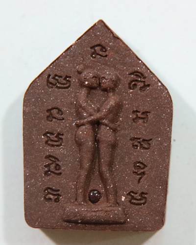 ขุนแผนชมนางมหาเสน่ห์หลังอิ่นคู่ เนื้อผงว่านดำ รุ่นโชคลาภมหาเศรษฐี หลวงปู่หงษ์ พรหมปัญโญ วัดเพชรบุรี