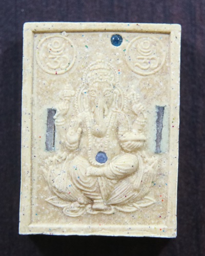 พญาหงษ์เจ้าทรัพย์ ด้านหลังพระพิฆเณศ เนื้อผงเกษร รุ่นโชคลาภมหาเศรษฐี หลวงปู่หงษ์ พรหมปัญโญ วัดเพชรบุร