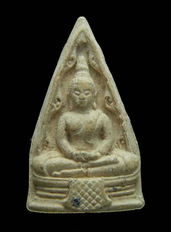 พระสามเหลี่ยมเนื้อผงหลวงพ่อโสธร หลังยันต์ไม่ทราบปีครับ