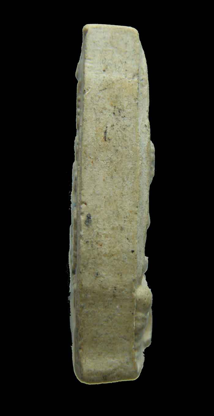 พระสามเหลี่ยมเนื้อผงหลวงพ่อโสธร หลังยันต์ไม่ทราบปีครับ