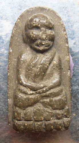 หลวงปู่ทวดหลวงปู่หมุนเนื้อเทาแข้งขีดสวยๆครับ