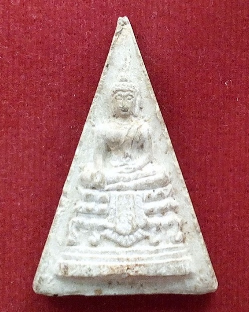 พระประทานพร เนื้อผงเกสร หลวงพ่อแพ วัดพิกุลทอง ปี17 พิมพ์ที่2 สามเหลี่ยม...เคาะเดียวแดง...