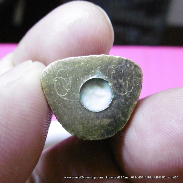 หลวงปู่ดู่นั่งอุ้มบาตร (มีข้าไม่มีจน)หลวงปู่ดู่นั่งอุ้มบาตร (ลอยองค์) สูง 2 ซม. ด้านใต้บรรจุมวลสาร "