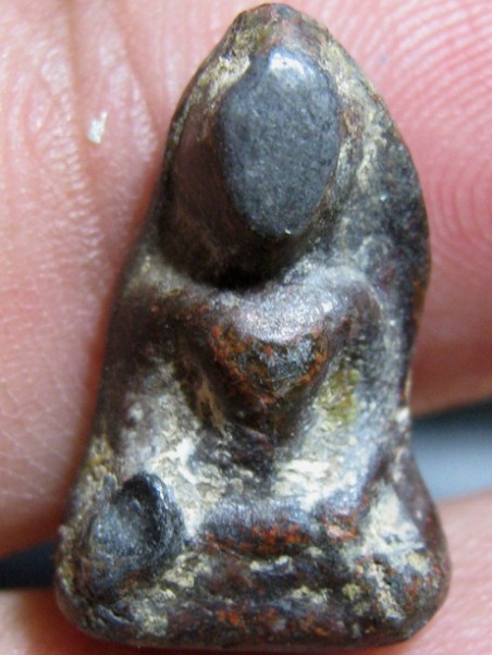 พระท่ากระดานน้อย เนื้อตะกั่วสนิมแดง กรุศาลเจ้า จ.ราชบุรี พระปีกกว้าง หลังแดง ๆ ดูง่าย