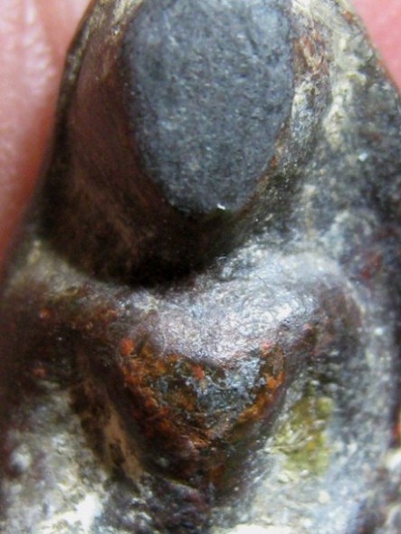 พระท่ากระดานน้อย เนื้อตะกั่วสนิมแดง กรุศาลเจ้า จ.ราชบุรี พระปีกกว้าง หลังแดง ๆ ดูง่าย