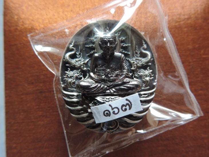 เหรียญหลวงปู่ทวด อภิเมตตามหาโพธิสัตว์ พิมพ์ใหญ่ โชคดีมีสุข เนื้อเงินองค์นวะ หมายเลข167