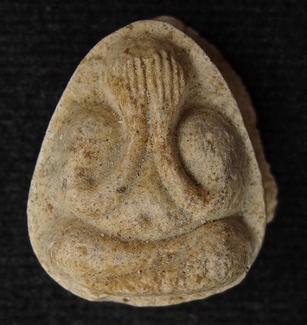 พระปิดตามหาเสน่ห์ หลังยันต์พุทโธ เนื้อเกสรเหลืองนวลๆ