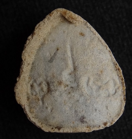 พระปิดตามหาเสน่ห์ หลังยันต์พุทโธ เนื้อเกสรเหลืองนวลๆ