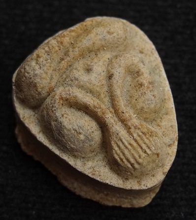 พระปิดตามหาเสน่ห์ หลังยันต์พุทโธ เนื้อเกสรเหลืองนวลๆ