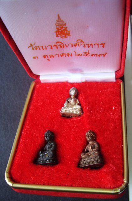 พระชัยวัฒน์ เจ้าสัว ชุด ๓ องค์ ๓ เนื้อ คือ เนื้อเงิน เนื้อนวะโลหะ และเนื้อสำริด วัดบวรนิเวศวิหาร