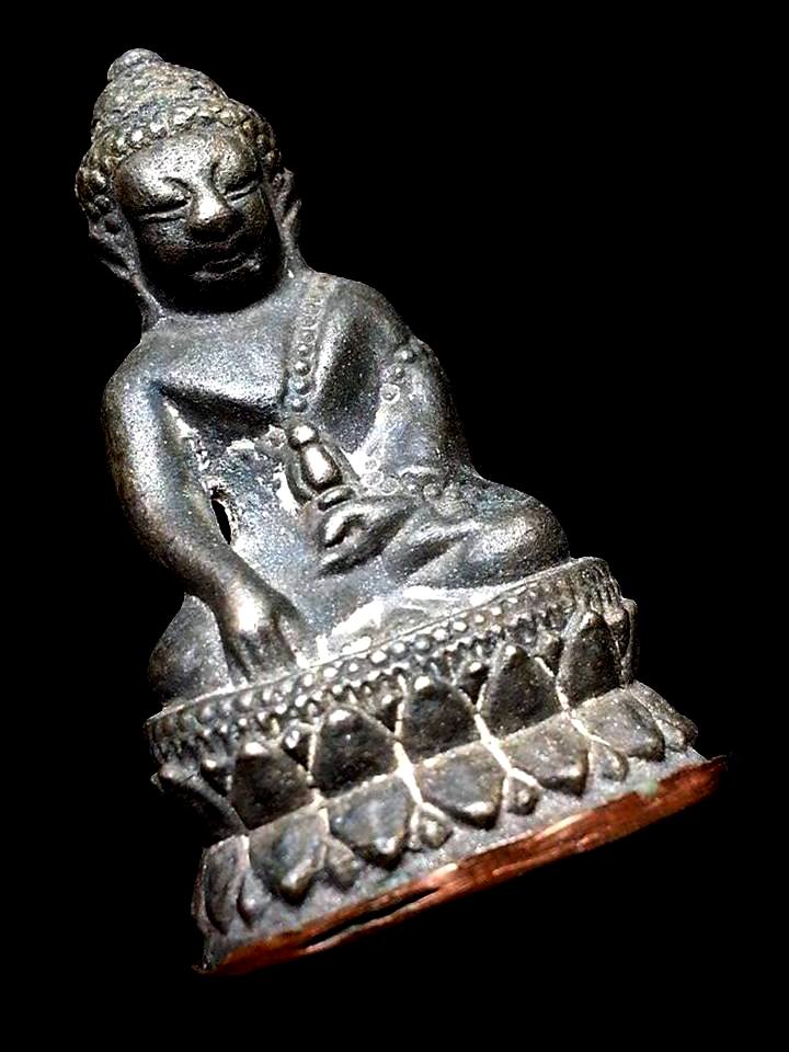 พระกริ่งมงคลมหาเศรษฐี (รุ่นแรก) หลวงปู่บัว ถามโก เนื้อนวะโลหะก้นทองแดง หมายเลข ๑๓๖๔ พร้อมกล่องเดิม 