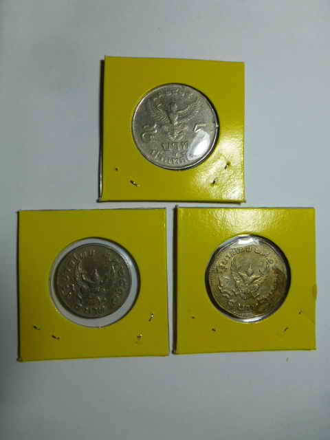 2. เหรียญราคา 1 , 5 บาท หลังพญาครุฑ ปี 2515 , ปี 2525 รวม 3 เหรียญ
