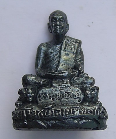 รูปหล่อ ขนาด 1" นั่งเสือ หลวงปู่เปลื้อง วัดลาดยาว จ.นครสวรรค์ รุ่นก้าวหน้าพิเศษ ปลุกเสกในวันมหามงคล 