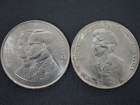 เหรียญกษาปณ์ จำนวน 2 เหรียญ ราคาหน้าเหรียญ 5 บาท สภาพไม่ผ่านการใช้ สวย