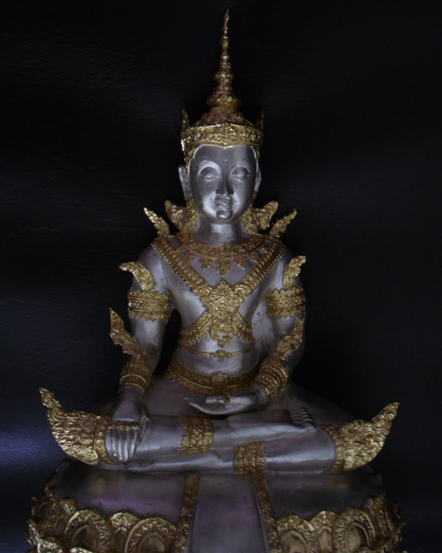 พระบูชาทรงเครื่อง หน้าตัก 5 นิ้ว ผิวกัดเงิน ปิดทองคำแท้ (2)