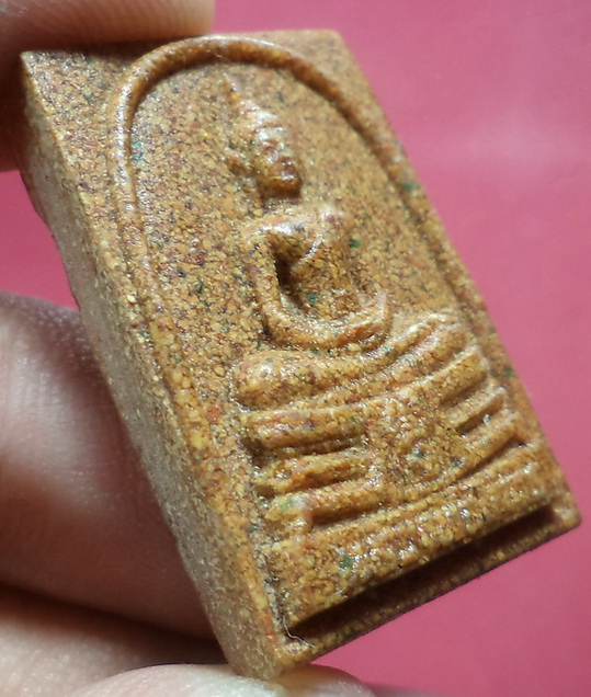 พระผงกระเบื้อหลังคาโบสถ์พระพุทธโสธร วัดโสธรวรารามวรวิหาร แปดริ้ว สวยครับ