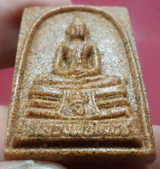 พระผงกระเบื้อหลังคาโบสถ์พระพุทธโสธร วัดโสธรวรารามวรวิหาร แปดริ้ว สวยครับ