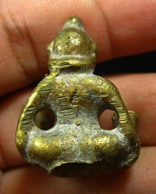 แม่เป๋อ สุดยอดเมตตามหาเสน่ห์ เนื้อผสมสัมฤทธิ์หล่อโบราณ หลวงปู่หมุน อายุ 106 ปีวัดบ้านจานพ.ศ.2543 (3)