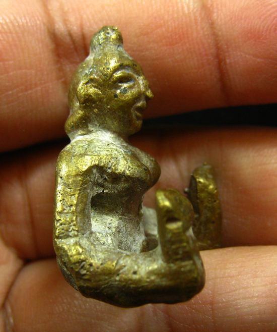 แม่เป๋อ สุดยอดเมตตามหาเสน่ห์ เนื้อผสมสัมฤทธิ์หล่อโบราณ หลวงปู่หมุน อายุ 106 ปีวัดบ้านจานพ.ศ.2543 (3)