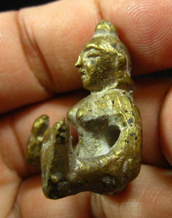 แม่เป๋อ สุดยอดเมตตามหาเสน่ห์ เนื้อผสมสัมฤทธิ์หล่อโบราณ หลวงปู่หมุน อายุ 106 ปีวัดบ้านจานพ.ศ.2543 (3)