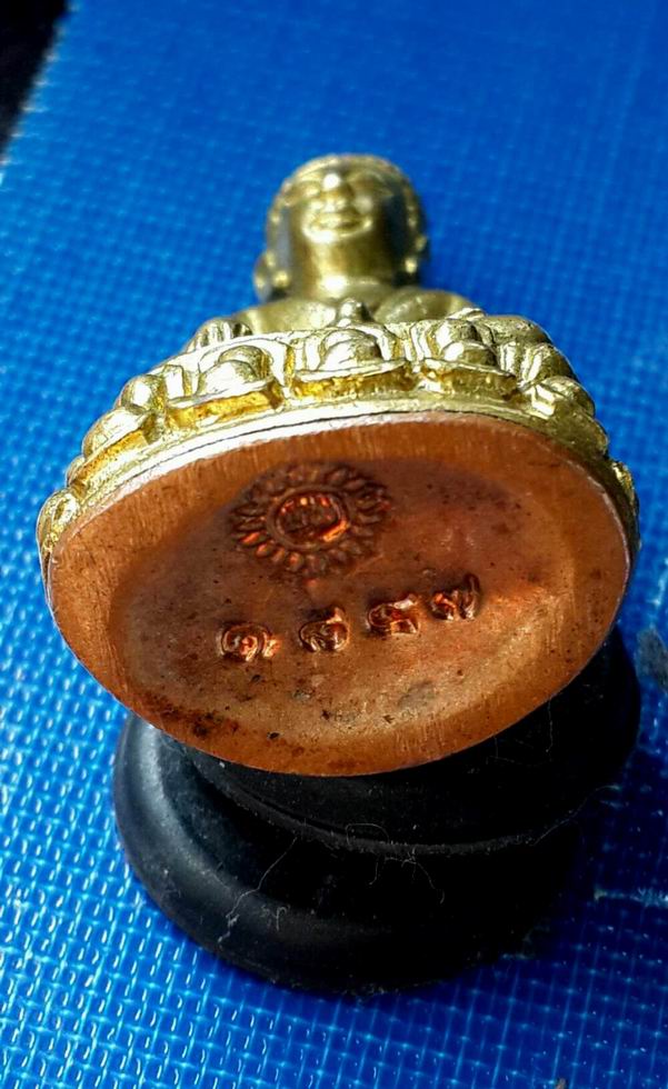 พระกริ่งธรรมมุณีหลวงพ่อแพ วัดพิกุลทอง จ.สิงห์บุรี ปี 2539 เนื้อทองทิพย์ หมายเลข ๑๘๔๗