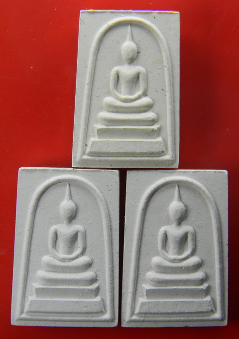 เคาะแรกแดง..พระสมเด็จเจริญลาภรุ่นแรก ๒๕๓๓..รวม ๓ องค์..หลวงปู่คำพันธ์ วัดธาตุมหาชัย / มีใบฝอย ๓ ใบ