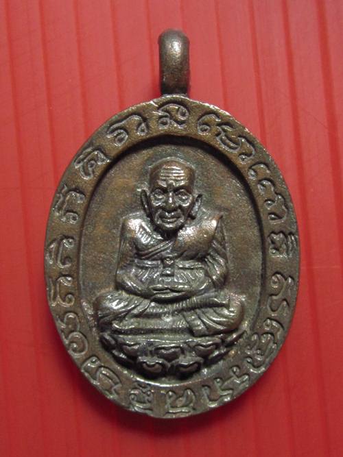 เหรียญหล่อ นวะโลหะ หลวงปู่ทวด วัดช้างให้ รุ่น สรงนํ้าปี 42 พร้อมกล่องเดิมๆ....2447