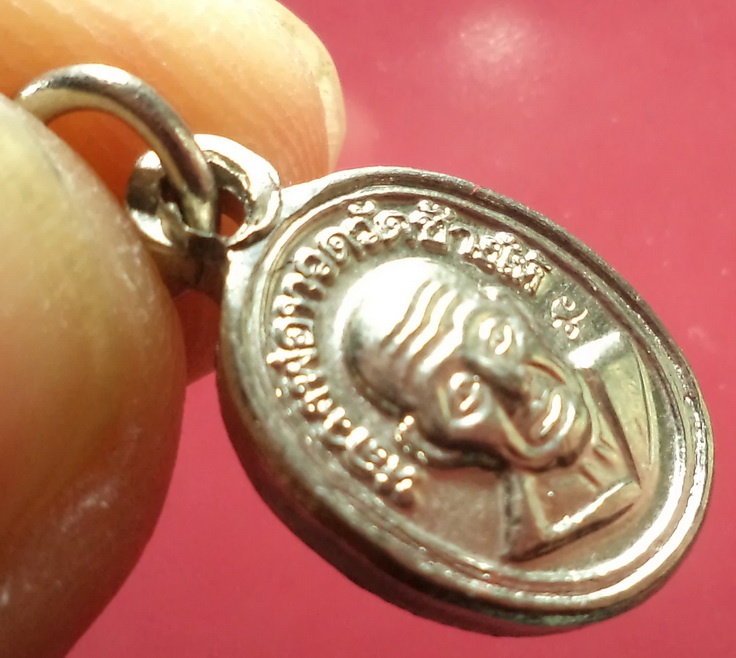 เม็ดแตงหลวงปู่ทวด หลังพระอาจารย์ทิม วัดช้างให้ รุ่นบูรณะพระบรมธาตุเจดีย์ ปี51 สวยครับ