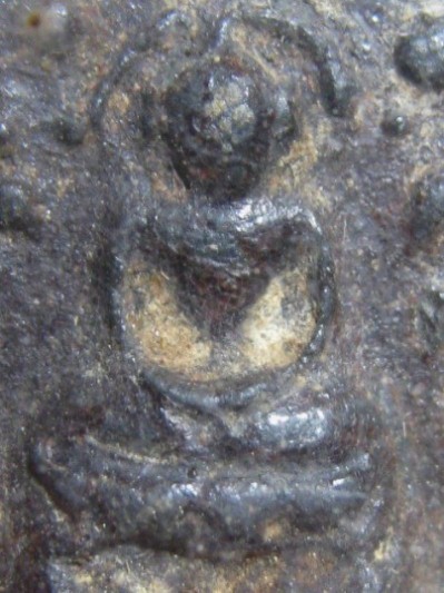 พระพิมพ์บัวเล็บช้าง เนื้อดิน กรุวัดชนะสงคราม กรุงเทพฯ สภาพพอสวย